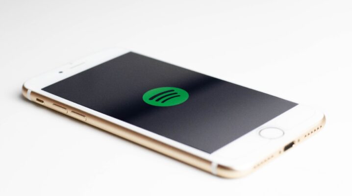 Dicas ao pé do ouvido: playlists e podcasts para te ajudar a vender +